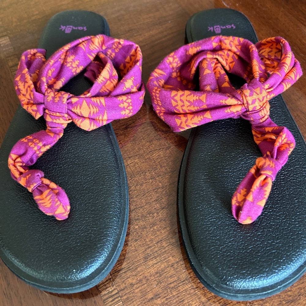 Sanuk Women's Sandals with Pink and Orange Design like new size 7 1/2